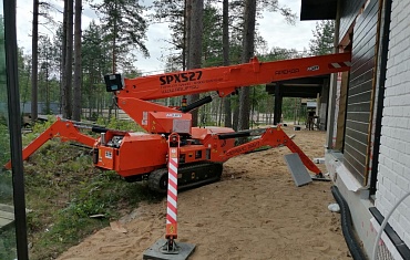 Мини-кран SPX517 на остеклении коттеджа